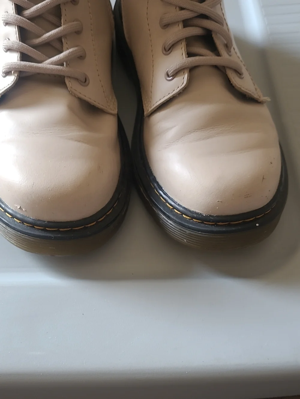 Dr. Martens stylish beige